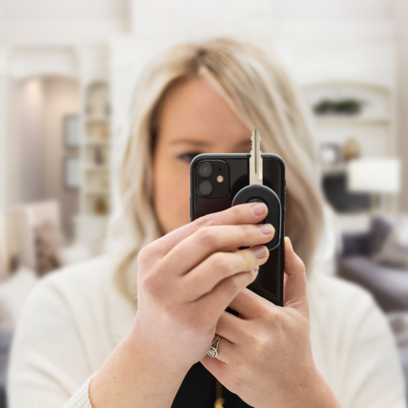 snapkey-woman-with-phone